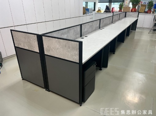 台北市內湖區102cm對坐形10人OA屏風工作站實景,黑色框架結合黑色面板與清水模面板,打造具現代工業感且兼顧開放交流的多人辦公座位