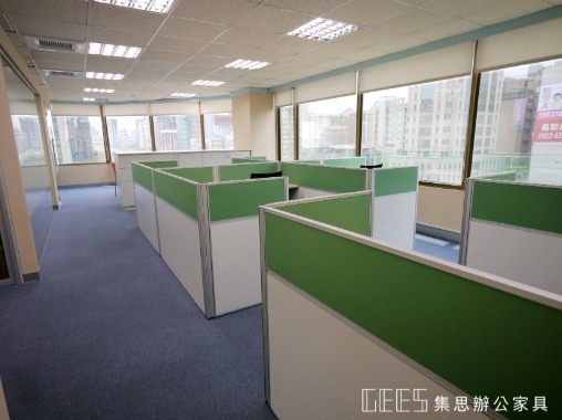 台北市中山區102cm出字形與L形6人OA屏風工作站實景,鋁框結合鋁色面板、貼布面板與木紋桌板,以明亮低彩度配色打造清新現代的辦公座位