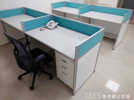 新竹縣竹北市92cm單排形4人OA屏風工作站實景,整體辦公空間共10人配置,採開放式低屏風規劃職員座位與工作區