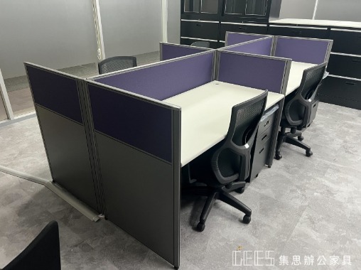 台北市信義區102cm對坐形4人OA屏風完工案例,鐵灰色框搭配鐵灰色面板與貼布面板,以暗色系材質呈現沉穩俐落的開放型職員辦公空間