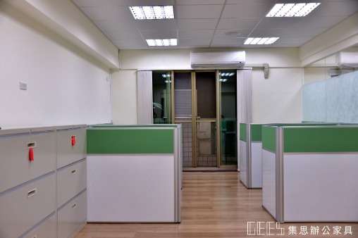 新北市永和區102cm L形4人OA屏風工作站實景,白色面板結合貼布面板,打造明亮俐落且具現代感的四人辦公座位配置
