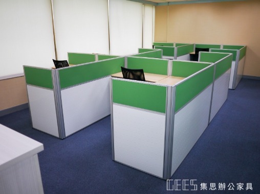 台北市中山區102cm出字形與L形6人OA屏風工作站實景,鋁色框架結合鋁色面板、貼布面板與木紋桌板,打造簡潔清新的現代辦公座位配置