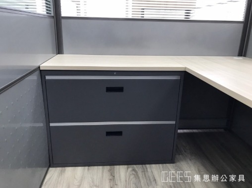 新北市三重區122cm出字形13人以上OA屏風工作站實景,黑框三段式屏風結合銀色烤漆面板與條紋玻璃,側桌下方配置收納櫃,增加個人物品與辦公文件收納機能