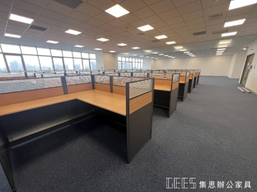 新竹市112cm出字形13人以上OA屏風完工實景,鐵灰色框搭配鐵灰色面板、木紋面板與條紋玻璃,大桌面配置呈現俐落寬敞的外商團隊工作區