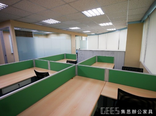 台北市中山區102cm出字形與L形6人OA屏風工作區案例,鋁色框架結合貼布面板與木紋桌板,以清爽低彩度材質規劃具開放感的現代職員辦公座位