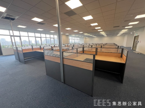 新竹市112cm出字形13人以上OA屏風工作站實景,鐵灰色框結合鐵灰色面板、木紋面板與條紋玻璃,採天花板下線與垂直走線導入工作站,整合多人辦公座位與線路規劃