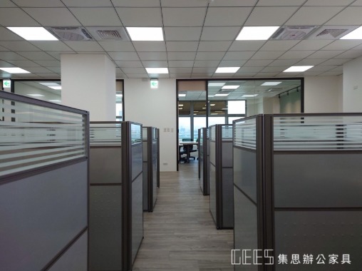 新北市三重區122cm專注型出字形OA屏風工作站實景,黑色框架結合三段式銀色烤漆面板與條紋玻璃,打造兼具工業感與現代風格的13人以上職員辦公配置