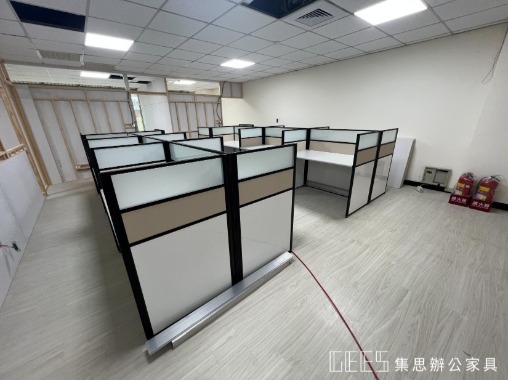 新北市中和區112cm小組型7人OA屏風完工案例,採1+6團隊配置,黑框搭配白色面板、中段波音面板與上段噴砂玻璃,形成適合團隊交流與協作的辦公空間