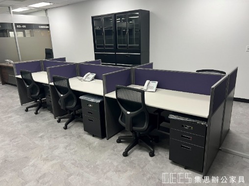 台北市信義區102cm對坐形6人OA屏風工作站實景,鐵灰色框架結合鐵灰色面板與貼布面板,整體辦公區共10人配置,打造兼顧座位界定與交流的開放式工作空間