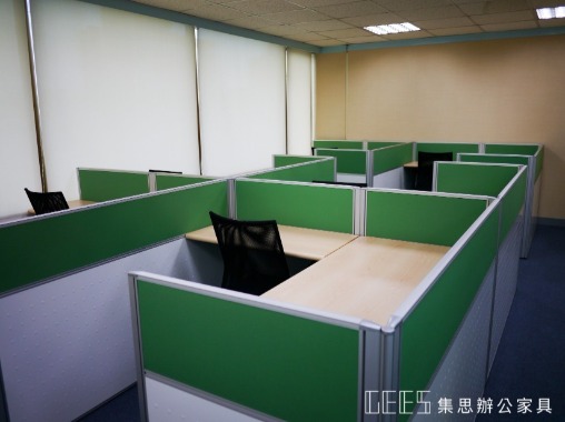 台北市中山區102cm出字形與L形6人OA屏風辦公室案例,鋁色框架搭配鋁色面板與貼布面板,結合木紋桌板,營造清爽簡潔的現代職員工作區