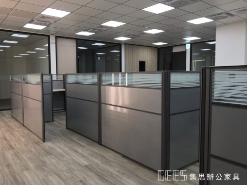 新北市三重區122cm出字形13人以上OA屏風完工案例,黑框三段式屏風搭配銀色烤漆面板與條紋玻璃,呈現俐落沉穩的現代工業風辦公空間