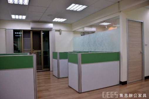 新北市永和區102cm L形4人OA屏風完工案例,白色面板搭配貼布面板,以明亮低彩度材質呈現清新簡潔的現代職員辦公空間