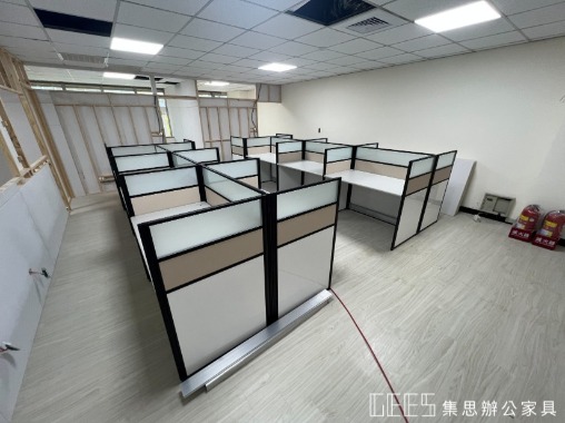 新北市中和區112cm小組型7人OA屏風工作站實景,採1+6團隊配置,黑色框架結合白色面板、中段波音面板與上段噴砂玻璃,形成適合團隊交流與協作的辦公座位