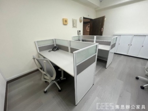 台北市中正區112cm單排形2人OA屏風完工案例,白色框架三段式屏風搭配白色烤漆、波音面板與霧面玻璃,結合大桌面打造簡潔明亮的現代辦公空間