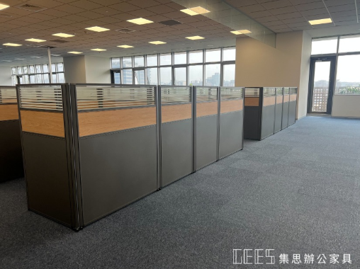 新竹市112cm出字形13人以上OA屏風辦公室實景,鐵灰色框搭配鐵灰色面板、木紋面板與條紋玻璃,以大桌面配置打造俐落寬敞的外商職員工作區