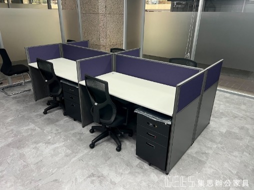 台北市信義區102cm對坐形4人OA屏風工作站實景,鐵灰色框架結合鐵灰色面板與貼布面板,打造低彩度暗色系且兼顧開放交流的四人辦公座位