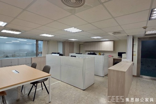 宜蘭縣宜蘭市112cm單排形4人OA屏風完工案例,白色框架搭配白色烤漆面板與白色屏風,呈現簡潔明亮且具現代感的職員辦公空間