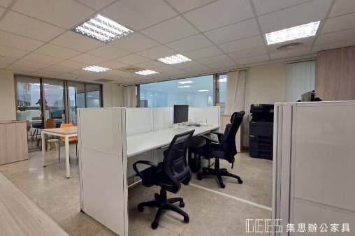宜蘭縣宜蘭市112cm單排形4人OA屏風工作站實景,白色框架結合白色烤漆面板與白色屏風,以低彩度配色打造簡潔俐落的現代辦公座位