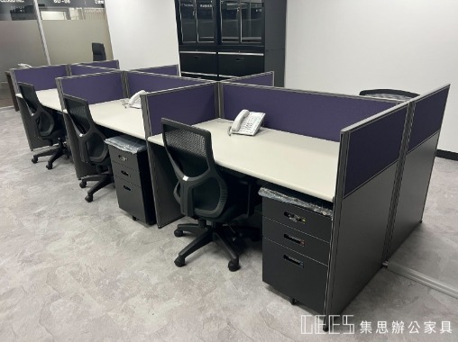 台北市信義區102cm對坐形6人OA屏風完工案例,鐵灰色框搭配鐵灰色面板與貼布面板,整體共10人規劃,呈現沉穩俐落的暗色系辦公空間