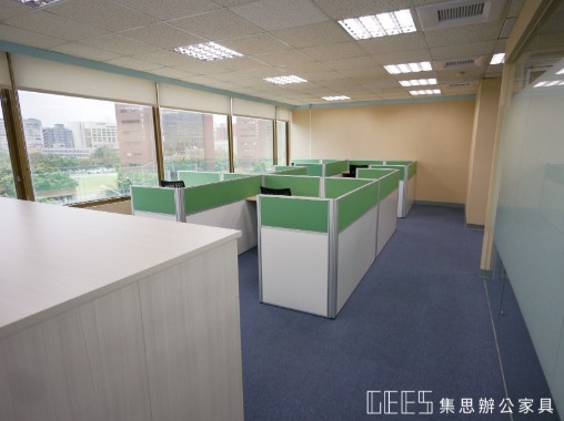 台北市中山區102cm出字形與L形6人OA屏風完工案例,鋁框搭配鋁色面板與貼布面板,結合木紋桌板,呈現清新明亮且具現代感的職員辦公空間