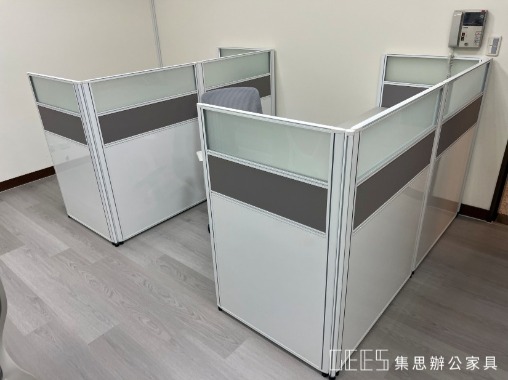 台北市中正區112cm單排形2人OA屏風工作站實景,白框三段式屏風結合白色烤漆、波音面板與霧面玻璃,搭配寬敞桌面呈現俐落簡潔的現代職員辦公座位
