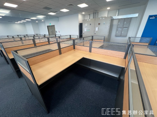 新竹市112cm平衡型出字形OA屏風工作站案例,鐵灰色框架結合木紋面板、鐵灰色面板與條紋玻璃,寬敞桌面搭配多人座位形成簡潔現代的外商辦公空間