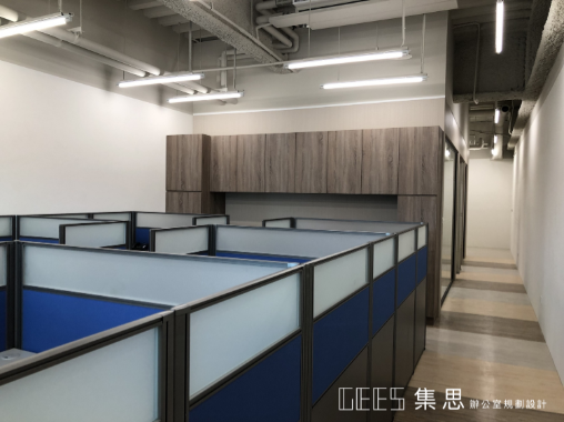 新北市汐止區122cm L形6人OA屏風完工案例,鐵灰色框三段式屏風搭配鐵灰色面板、布面與霧面玻璃,形成具工作界定與隱私感的職員辦公空間