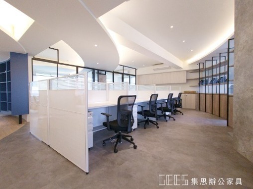 台北市信義區122cm純白OA屏風8人工作站實景,白色屏風以白框、白色面板與條紋玻璃組成,採對坐形配置規劃多人職員座位,呈現乾淨明亮的白色辦公空間並兼顧專注工作與座位界定