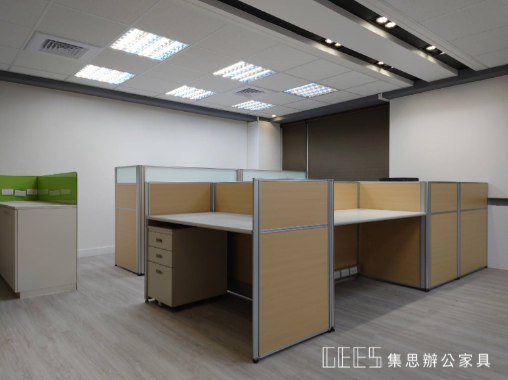 台北市中山區102cm小組型4人OA屏風工作站實景,以木紋面板規劃主管與組員共同工作區,兼顧團隊溝通與座位界定,呈現溫潤簡潔的無印良品風格