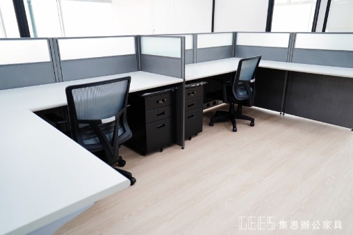 新北市中和區112cm平衡型L形OA屏風工作站實景,鐵灰色框三段式屏風結合鐵灰色烤漆面板與霧面玻璃,為13人以上團隊座位兼顧空間界定、專注工作與現代工業風格