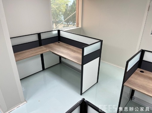 桃園市龍潭區112cm L形1人OA屏風工作站實景,黑框結合白色烤漆、鐵灰色面板與霧面玻璃,以個性化非傳統配色打造兼顧空間界定與專注工作的平衡型辦公座位