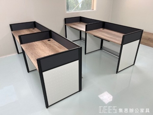 桃園市龍潭區92cm單排形4人OA屏風完工案例,黑色框架搭配白色烤漆、鐵灰色面板與霧面玻璃,以非傳統配色呈現個性俐落的協作型辦公空間