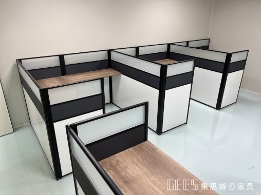 桃園市龍潭區112cm L形4人OA屏風完工案例,黑色框架搭配白色烤漆、鐵灰色面板與霧面玻璃,呈現個性俐落的平衡型辦公工作站
