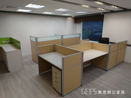 台北市中山區102cm小組型4人OA屏風完工案例,木紋面板搭配主管與組員座位配置,呈現自然簡潔的無印良品風團隊辦公空間