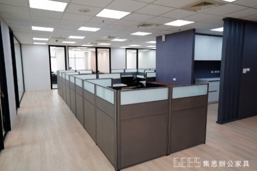 新北市中和區112cm L形13人以上OA屏風工作站實景,鐵灰色框三段式屏風結合鐵灰色烤漆面板與霧面玻璃,以多人團隊配置打造具設計感的現代工業風辦公座位