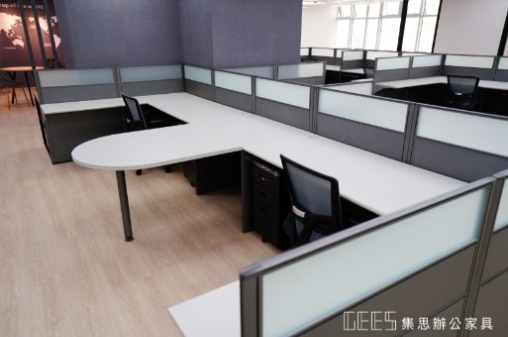 新北市中和區112cm L形13人以上OA屏風辦公室案例,設計師款鐵灰色框三段式屏風規劃多人團隊工作區,搭配鐵灰色烤漆面板與霧面玻璃呈現俐落工業風