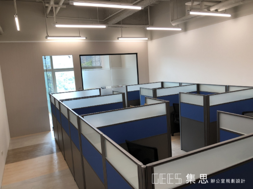 新北市汐止區122cm專注型L形6人OA屏風工作站實景,鐵灰色框架結合三段式鐵灰色面板、布面與霧面玻璃,打造兼顧專注工作與座位隱私的辦公配置