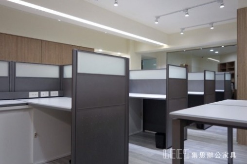 台北市中正區122cm出字形8人OA屏風工作站實景,鐵灰色框架結合鐵灰色面板與霧面玻璃,搭配桌面走線與側桌收納設計,形成整齊實用的專注型職員辦公座位