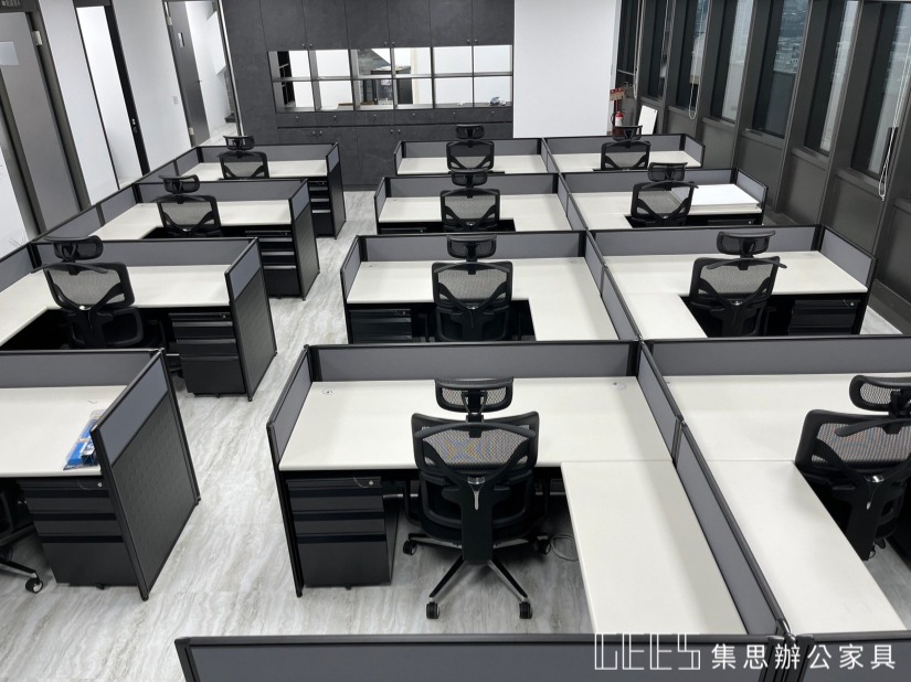 新竹縣竹北市92cm對坐形6人OA屏風完工案例,整體辦公空間共10人配置,低屏風設計兼顧座位界定與同事間交流