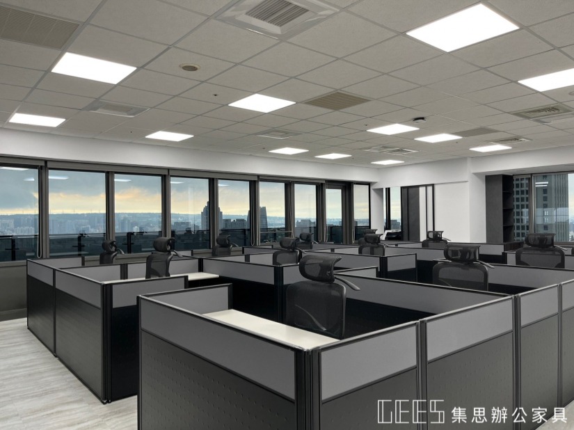 新竹縣竹北市92cm單排形4人OA屏風工作站實景,整體辦公空間共10人配置,採開放式低屏風規劃職員座位與工作區