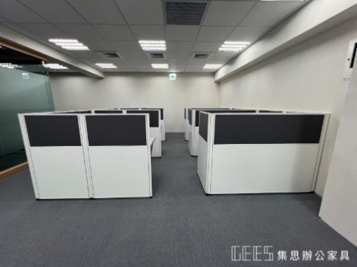 宜蘭縣宜蘭市112cm單排形4人OA屏風完工案例，白色框架搭配白色烤漆面板與白色屏風，呈現簡潔明亮且具現代感的職員辦公空間