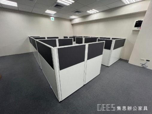 宜蘭縣宜蘭市112cm單排形4人OA屏風工作站實景，白色框架結合白色烤漆面板與白色屏風，以低彩度配色打造簡潔俐落的現代辦公座位