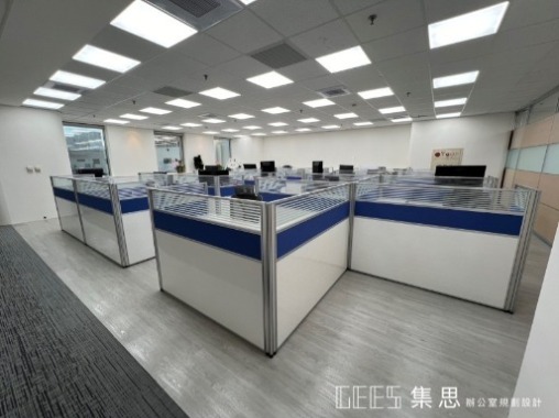 新北市中和區112cm出字形16人OA屏風工作站實景，銀色框架結合三段式白色烤漆面板、貼布面板與條紋玻璃，形成整齊的多人辦公座位配置