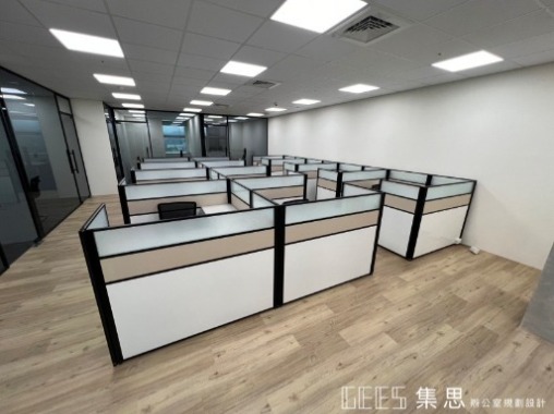 新北市汐止區112cm出字形與L形12人OA屏風完工案例，三段式黑框屏風搭配白色面板與霧面玻璃，規劃多人職員辦公工作站