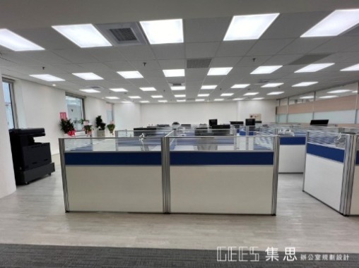 新北市中和區112cm出字形16人OA屏風完工案例，三段式銀框屏風搭配白色烤漆面板、貼布面板與條紋玻璃，規劃多人職員辦公工作站