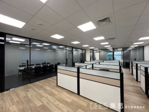 新北市汐止區112cm出字形8人OA屏風工作站實景，黑色框架結合三段式白色面板與霧面玻璃，整體辦公空間共12人配置