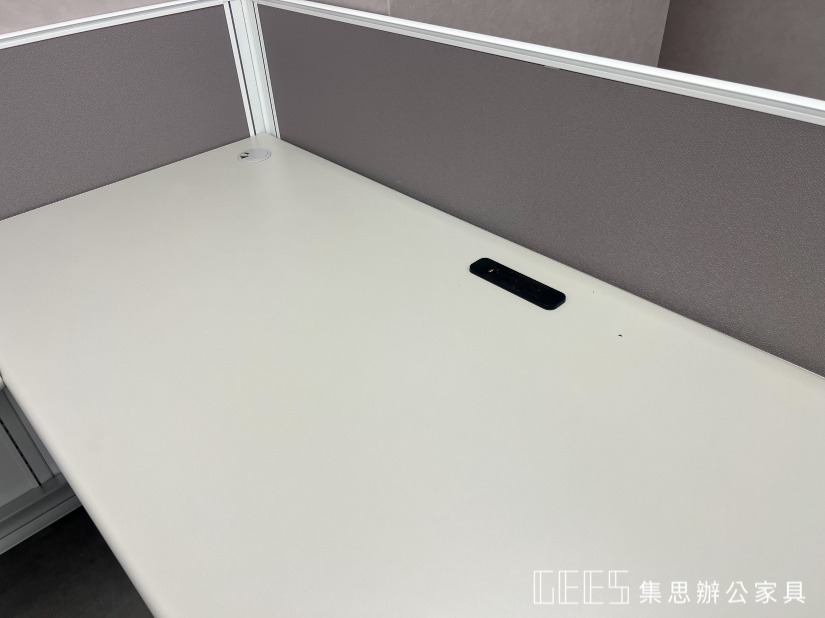 台北市南港區102cm出字形1人OA屏風工作站實景，白色框架結合兩段式白色面板與淺灰色貼布面板，桌面設置崁入式插座，整體辦公空間共13人以上
