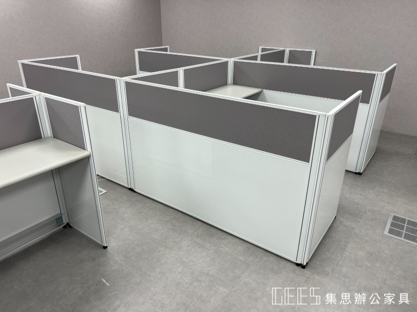 台北市南港區102cm出字形4人OA屏風完工案例，兩段式白框屏風搭配白色面板與淺灰色貼布面板，桌面配置崁入式插座，整體辦公空間共13人以上