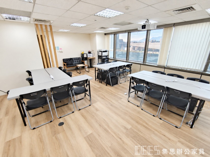 實青健康管理空間內，白色塑鋼折合桌搭配黑色座椅分組排列