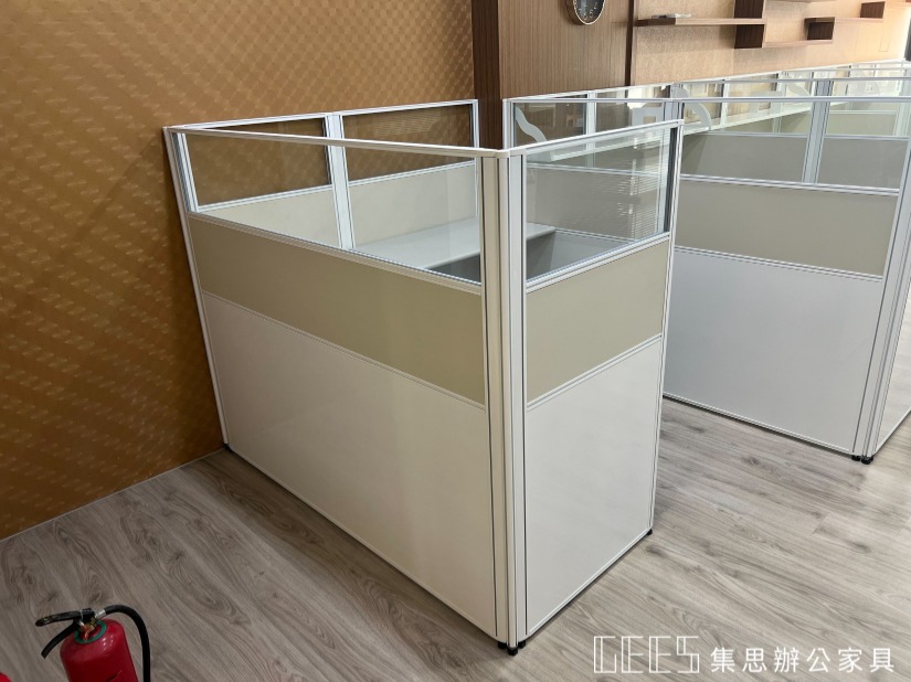 新竹縣竹北市｜台灣愛沃特辦公室規劃完工實景｜132cm高白框OA屏風｜L形1席配置｜白色烤漆＋米黃色波音＋清玻璃｜屏風書架與配線施工